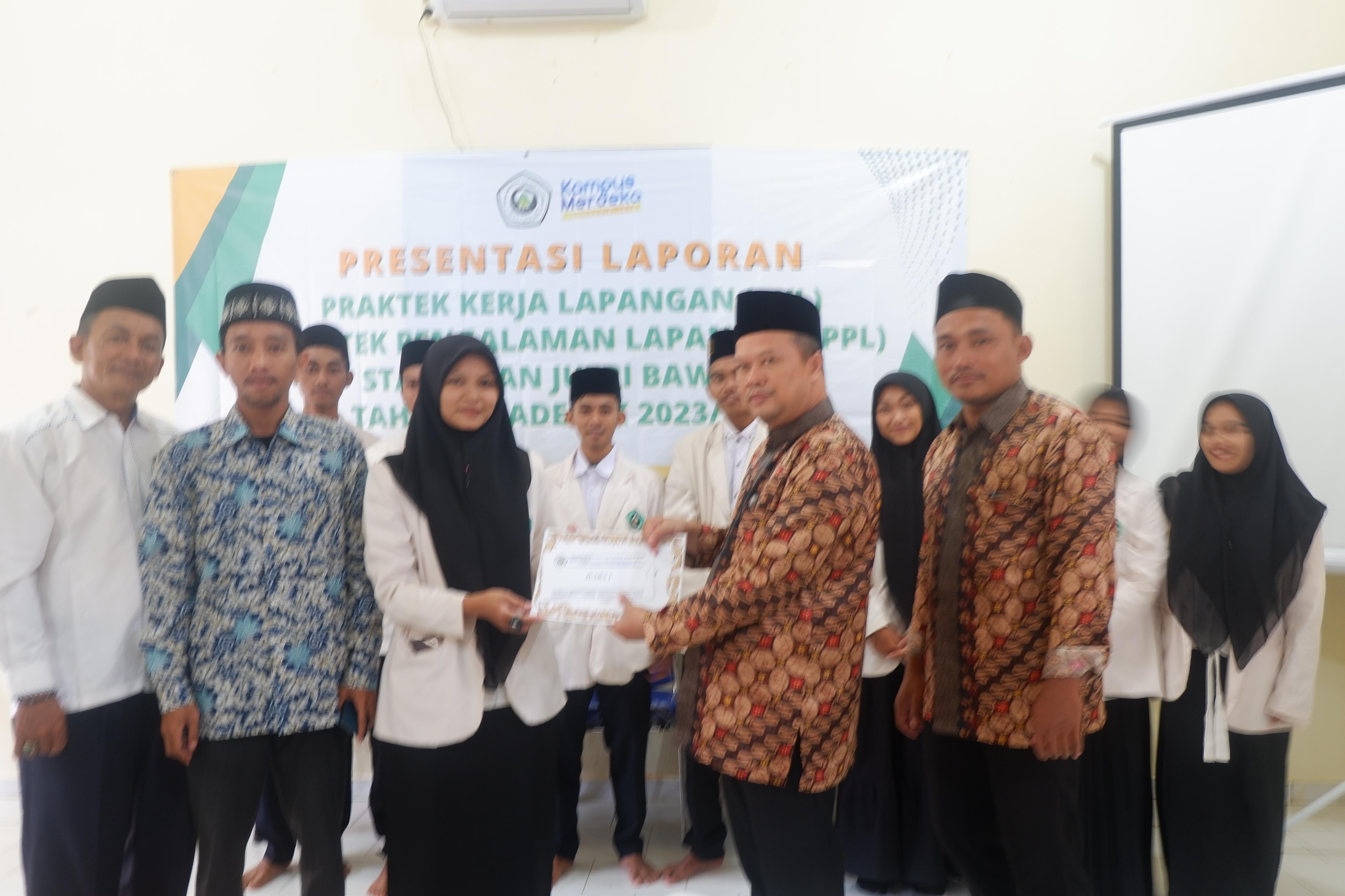 Akhiri Program PKL PLP, Mahasiswa STAI Hasan Jufri Bawean Paparkan laporan PKL PPL Di Depan Tim Peng