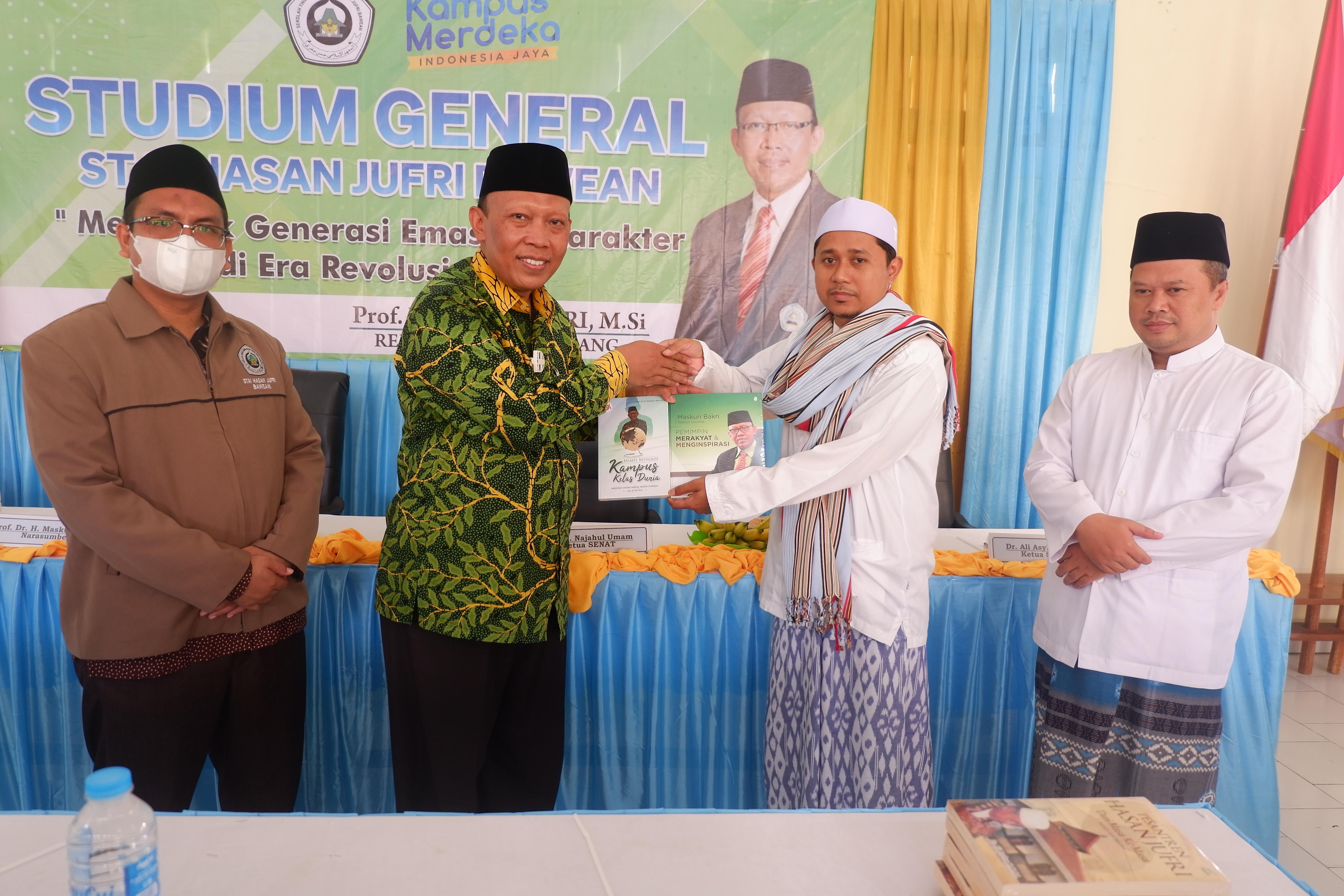 STAI Hasan Jufri Bawean Selenggarakan Studium General Dengan Menghadirkan Rektor UNISMA Malang
