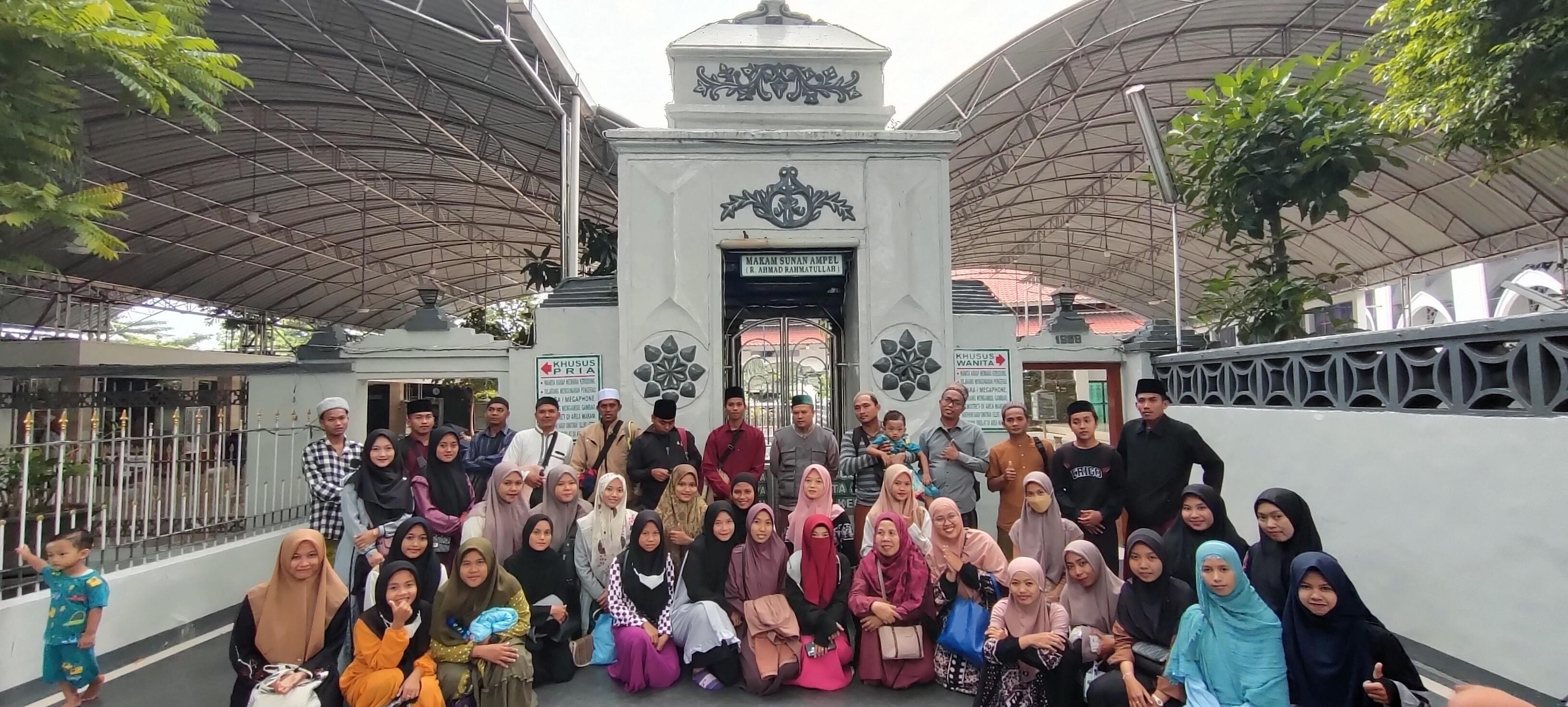 Mahasiswa Beasiswa STAIHA Bawean adakan Wisata religi